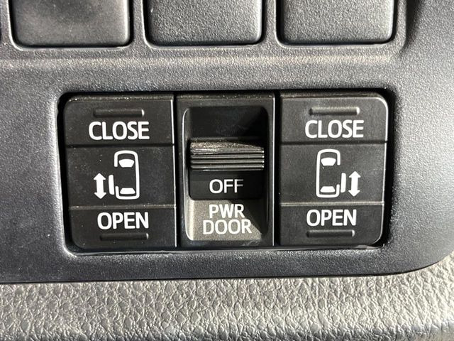 【両側パワースライドドア】スマートキーや運転席のスイッチで後席両側スライドドアの開閉が可能♪電動だから力を入れてドアを開ける必要が無く、小さなお子様でも簡単に開け閉めでき快適です♪