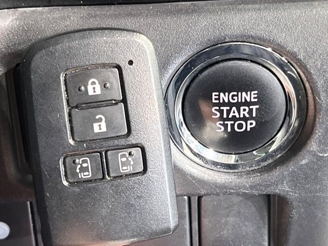 【スマートキー】カバンやポケットに入れたままでもドアの施錠・解錠が可能なスマートキーを装備。エンジンのオン・オフ時もカギを取り出す必要が無いからとっても便利です♪