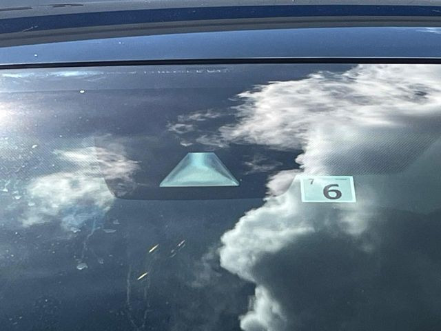 【トヨタセーフティセンス】走行中に前方の車両等を認識し、衝突しそうな時は警報とブレーキで衝突回避と被害軽減をアシスト。より安全にドライブをお楽しみいただけます。