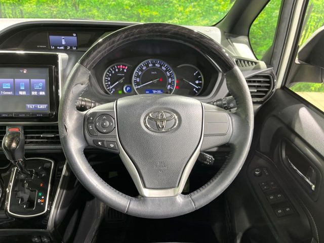 インテリアに合わせたデザインのステアリングは、運転される方のことも考え、運転しやすい形状、大きさです。是非一度、実際に触ってお確かめください。