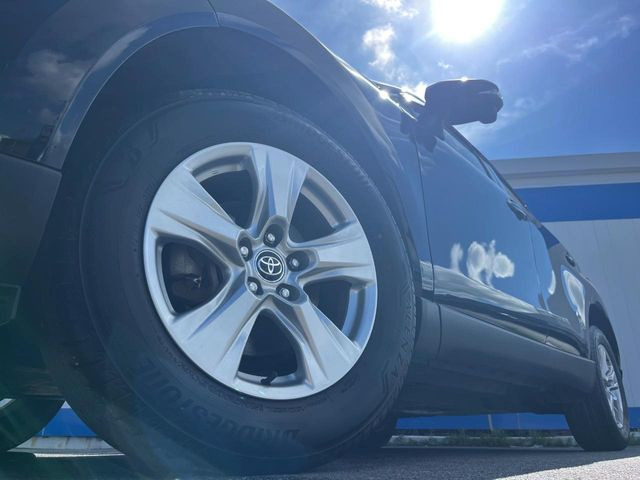 【純正アルミホイール】外観にマッチした純正アルミホイールを装着しております。各種社外アルミホイールや、スタッドレスタイヤも取扱いしております。是非ご相談ください♪