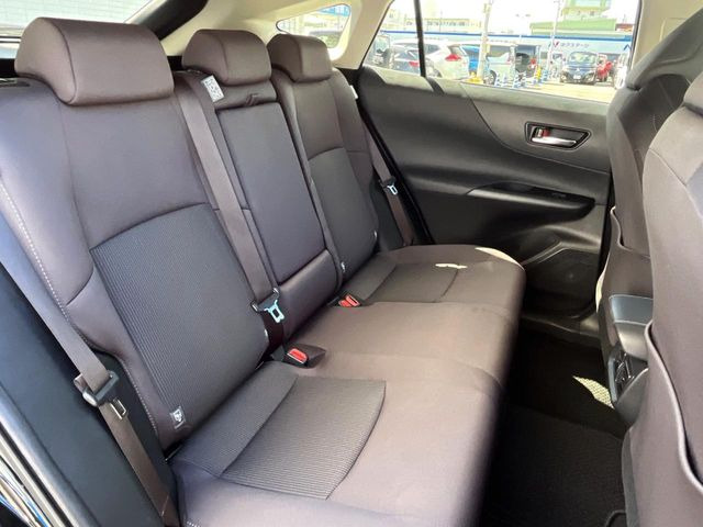 後部座席も気になるようなキズ・汚れやへたり等、大きなダメージはなく、良好な状態です。