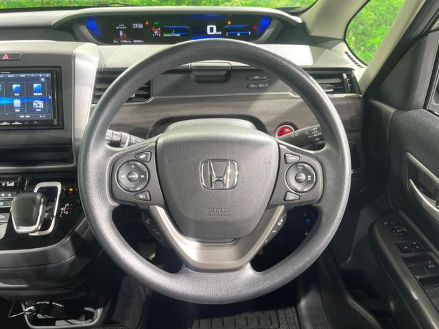 �C���e���A�ɍ��킹���f�U�C���̃X�e�A�����O�́A�^�]�������̂��Ƃ��l���A�^�]���₷���`��A�傫���ł��B�����x�A���ۂɐG���Ă��m���߂��������B