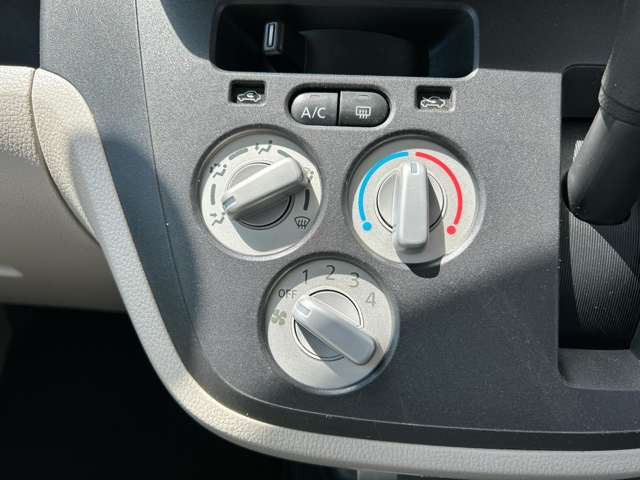 必需品のエアコン付き♪温度調節も簡単操作となっております!