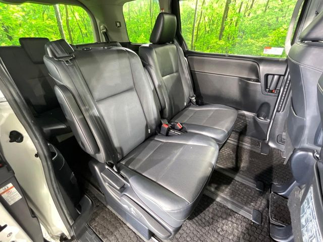後部座席も気になるようなキズ・汚れやへたり等、大きなダメージはなく、良好な状態です。