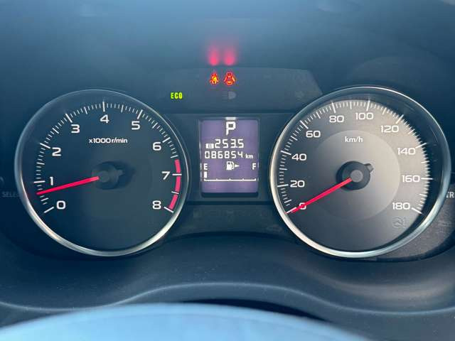 ☆納車までに車両美装など専任スタッフが作業いたします☆ 内装はスチーム洗浄をはじめ、できるだけ気分よくお乗りいただけるよう美装いたします!外装は機械で磨きをかけて、ワックスコーティングをかけています。