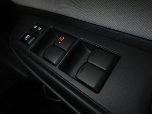 �p���[�E�B���h�E�͉^�]�Ȃ̃X�C�b�`�̂݃I�[�g�@�\����������Ă���܂��B�E�B���h�E���b�N����������Ă���̂ŁA���q�l�ƈꏏ�̎������S�ł��ˁB