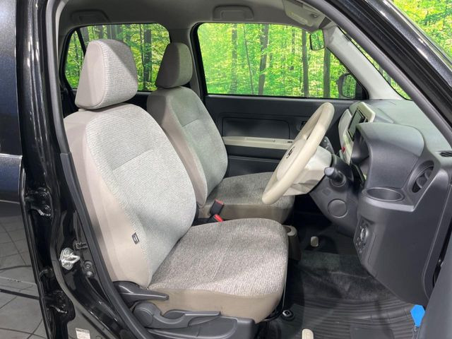 運転席まわりには十分なスペースがあり、大柄な方でもゆったり運転していただける環境です。