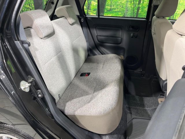 後部座席も気になるようなキズ・汚れやへたり等、大きなダメージはなく、良好な状態です。
