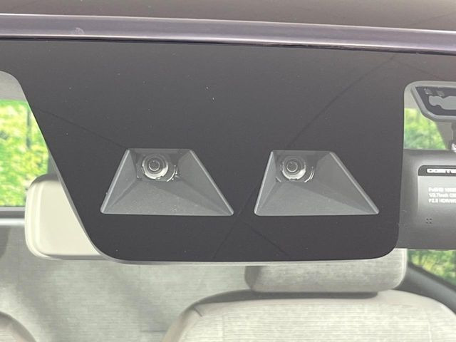 【スマートアシスト】走行中に前方の車両等を認識し、衝突しそうな時は警報とブレーキで衝突回避と被害軽減をアシスト。より安全にドライブをお楽しみいただけます。