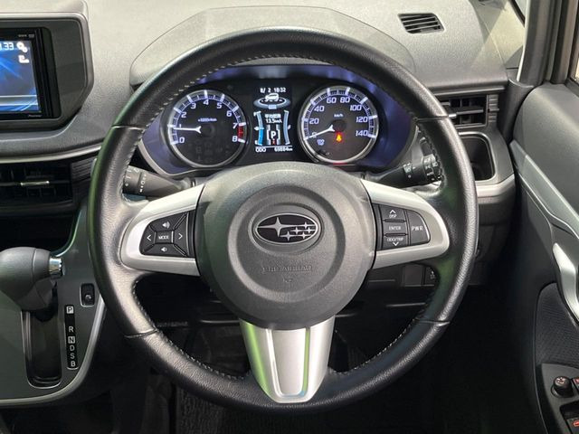 �C���e���A�ɍ��킹���f�U�C���̃X�e�A�����O�́A�^�]�������̂��Ƃ��l���A�^�]���₷���`��A�傫���ł��B�����x�A���ۂɐG���Ă��m���߂��������B