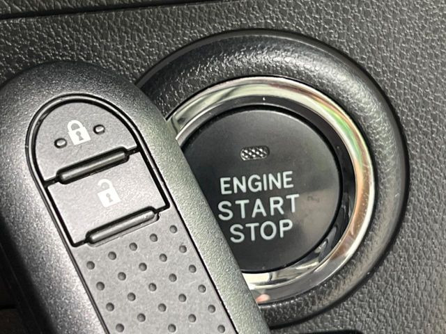 【キーフリーシステム】カバンやポケットに入れたままでもドアの施錠・解錠が可能なスマートキーを装備。エンジンのオン・オフ時もカギを取り出す必要が無いからとっても便利です♪