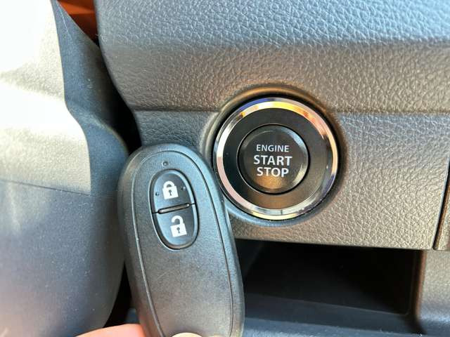 【スマートキー&プッシュスタートシステム】カバンやポケットに入れたままドアの開閉ができ、ワンタッチで楽々エンジンをかけられます♪