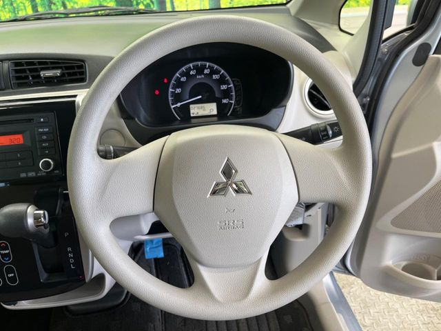 �C���e���A�ɍ��킹���f�U�C���̃X�e�A�����O�́A�^�]�������̂��Ƃ��l���A�^�]���₷���`��A�傫���ł��B�����x�A���ۂɐG���Ă��m���߂��������B