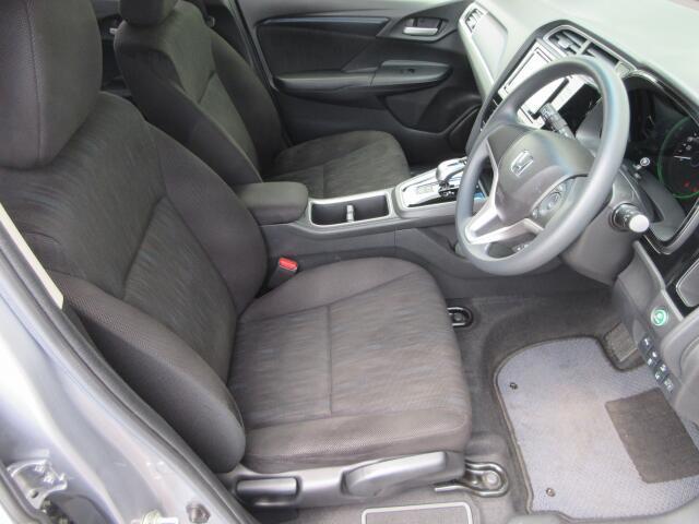 運転席側には、座席の高さ調節が出来るシートリフター付です。