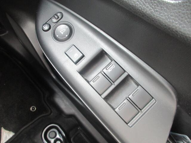 �p���[�E�B���h�E�͉^�]�Ȃ̃X�C�b�`�̂݃I�[�g�@�\����������Ă���܂��B�E�B���h�E���b�N����������Ă���̂ŁA���q�l�ƈꏏ�̎������S�ł��ˁB