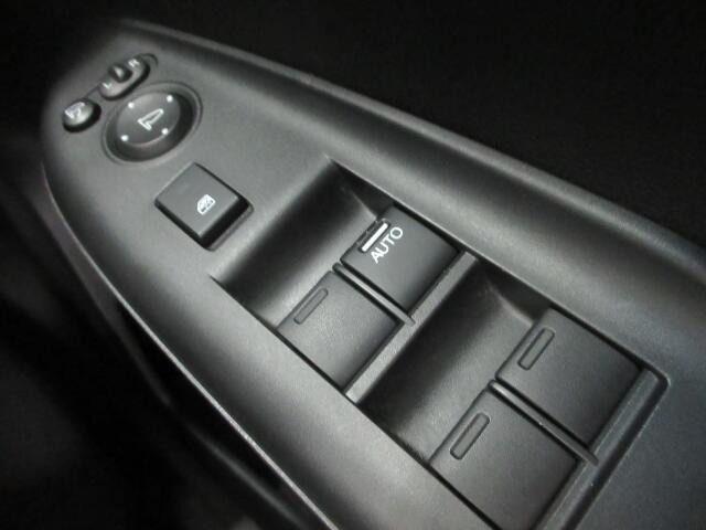パワーウィンドウは運転席のスイッチのみオート機能も装備されております。ウィンドウロックも装備されているので、お子様と一緒の時も安心ですね。