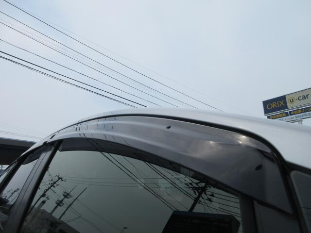 雨の日の換気に便利なドアバイザー付きです。