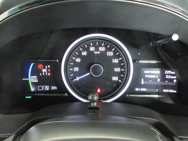 シンプルで見やすいデザインのメーターパネルです。車の情報が表示される大事な場所だからこそ見やすさが大切ですね。