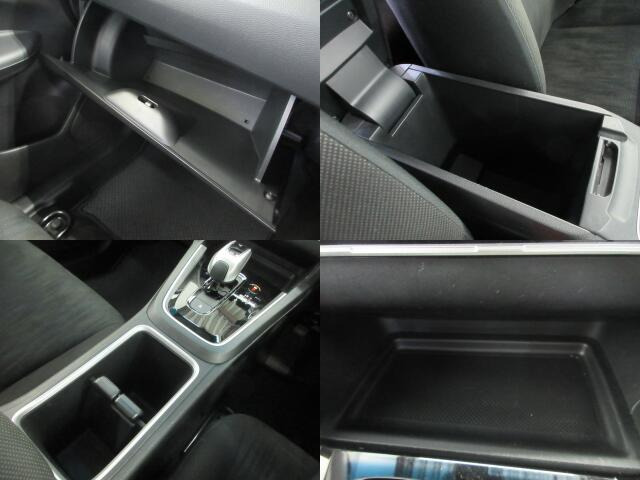 車検証入れ等書類一式を収納できるグローブボックスです。