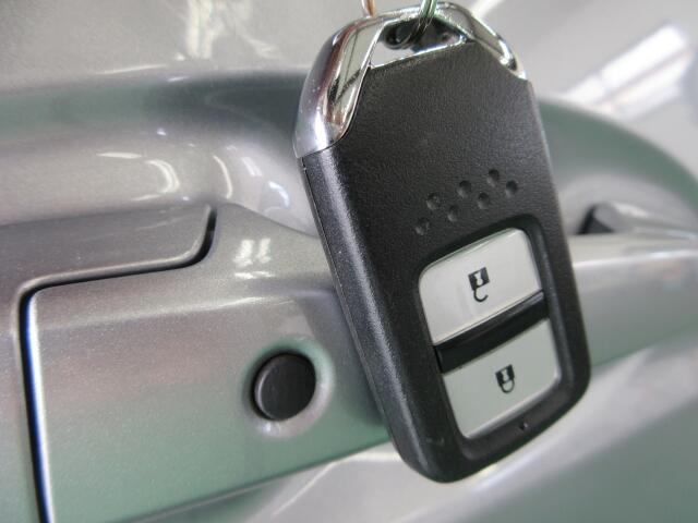 キーをポケットに入れたままでもエンジンON/OFF、ドア施錠/開錠可能♪便利なスマートキーです。