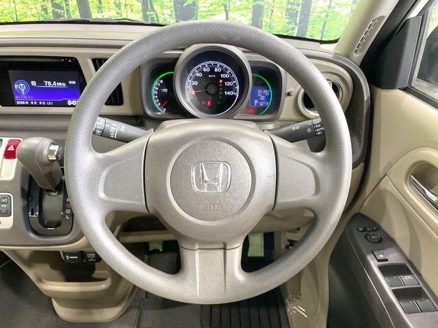 �C���e���A�ɍ��킹���f�U�C���̃X�e�A�����O�́A�^�]�������̂��Ƃ��l���A�^�]���₷���`��A�傫���ł��B�����x�A���ۂɐG���Ă��m���߂��������B