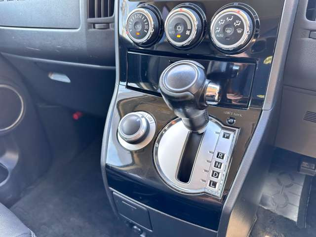 発進時や後退時に操作するレバーです。操作のしやすさが肝になってきます。ぜひ一度体感してください。