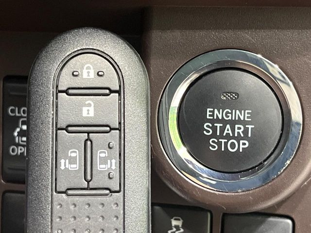 【スマートキー】カバンやポケットに入れたままでもドアの施錠・解錠が可能なスマートキーを装備。エンジンのオン・オフ時もカギを取り出す必要が無いからとっても便利です♪