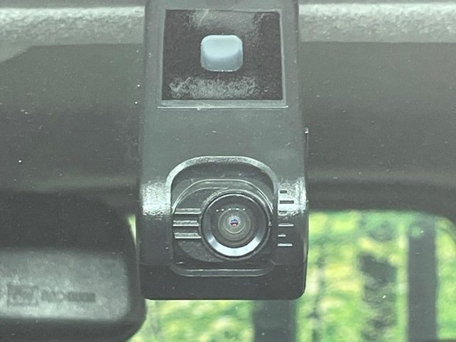 【ドライブレコーダー】安心・安全なカーライフに必須のドライブレコーダーを装備!走行中はもちろん、あおり運転や事故に遭遇した際の状況も映像で記録し、万一のリスクに備えます。