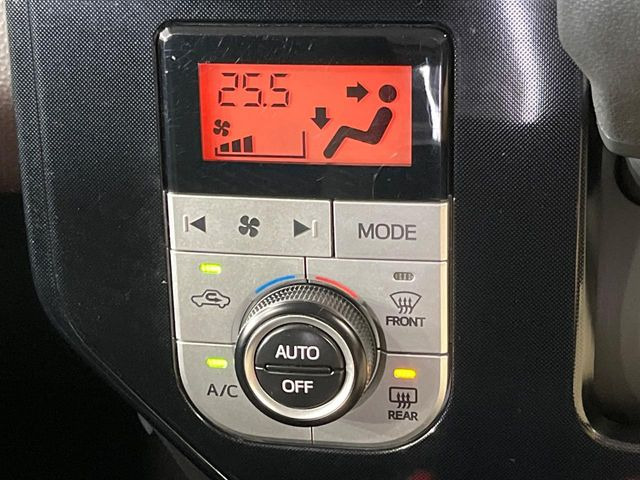 【オートエアコン】一度お好みの温度に設定すれば、車内の温度を検知し風量や温度を自動で調整。暑い…寒い…と何度もスイッチ操作をする必要はありません。快適な車内空間には必須の機能ですね♪