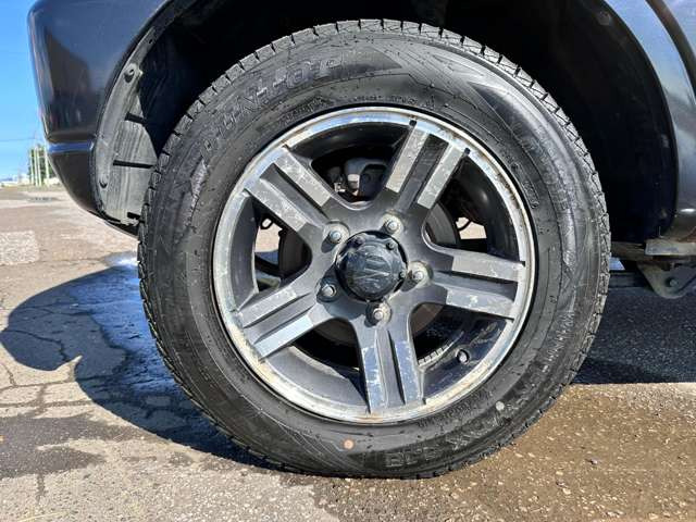 【アルミホイール】デザイン性が大事ですが、スチールホイールに比べてアルミは軽量ですので、燃費や走りにも影響します。