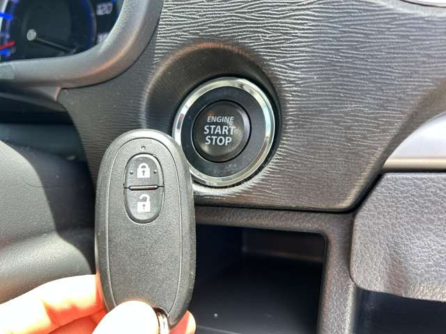 【スマートキー&プッシュスタートシステム】カバンやポケットに入れたままドアの開閉ができ、ワンタッチで楽々エンジンをかけられます♪