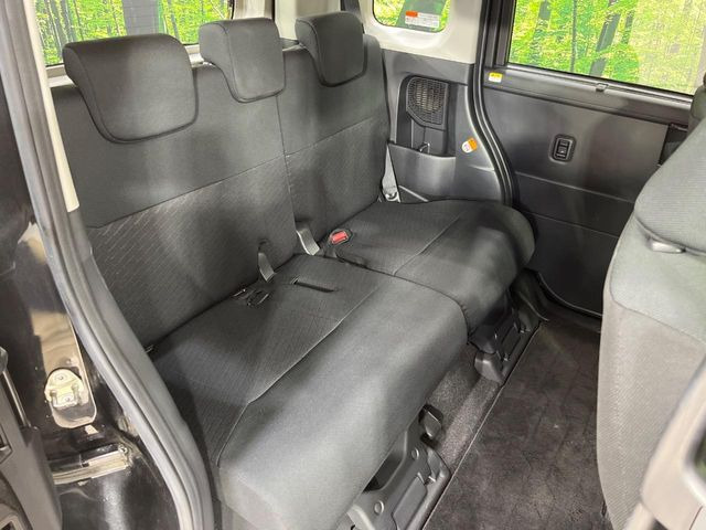 後部座席も気になるようなキズ・汚れやへたり等、大きなダメージはなく、良好な状態です。