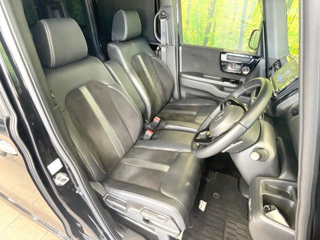 【ハーフレザーシート】高級感と座り心地を両立した人気のシート♪背面・座面のファブリック素材は、通気性の良さや滑りにくさに優れています。気温や服装に左右されず快適にお乗りいただけます。