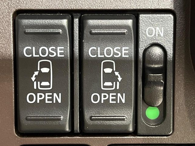【両側パワースライドドア】スマートキーや運転席のスイッチで後席両側スライドドアの開閉が可能♪電動だから力を入れてドアを開ける必要が無く、小さなお子様でも簡単に開け閉めでき快適です♪
