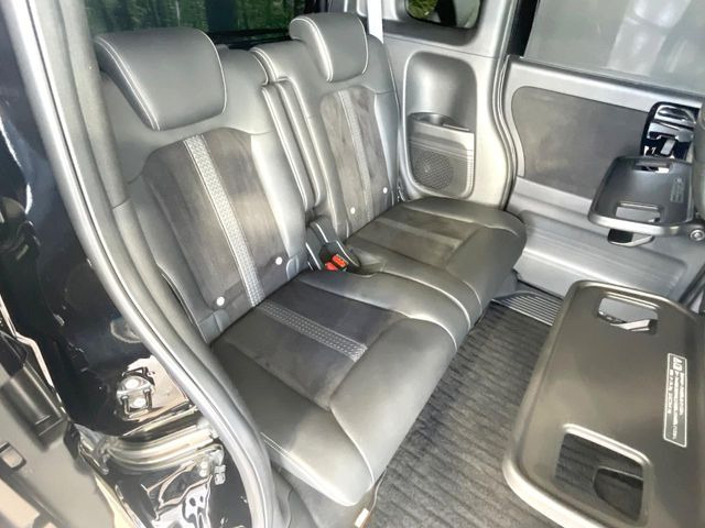 後部座席も気になるようなキズ・汚れやへたり等、大きなダメージはなく、良好な状態です。