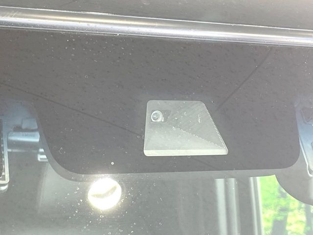 【ホンダセンシング】走行中に前方の車両等を認識し、衝突しそうな時は警報とブレーキで衝突回避と被害軽減をアシスト。より安全にドライブをお楽しみいただけます。