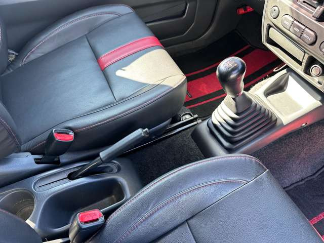 発進時や後退時に操作するレバーです。操作のしやすさが肝になってきます。ぜひ一度体感してください。