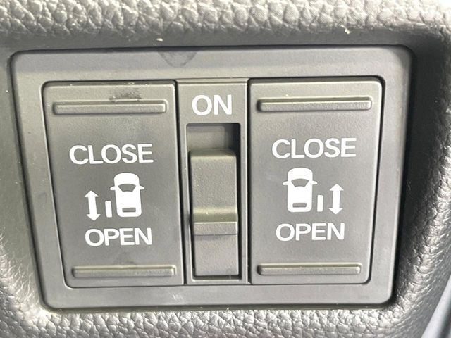 【両側パワースライドドア】スマートキーや運転席のスイッチで後席両側スライドドアの開閉が可能♪電動だから力を入れてドアを開ける必要が無く、小さなお子様でも簡単に開け閉めでき快適です♪