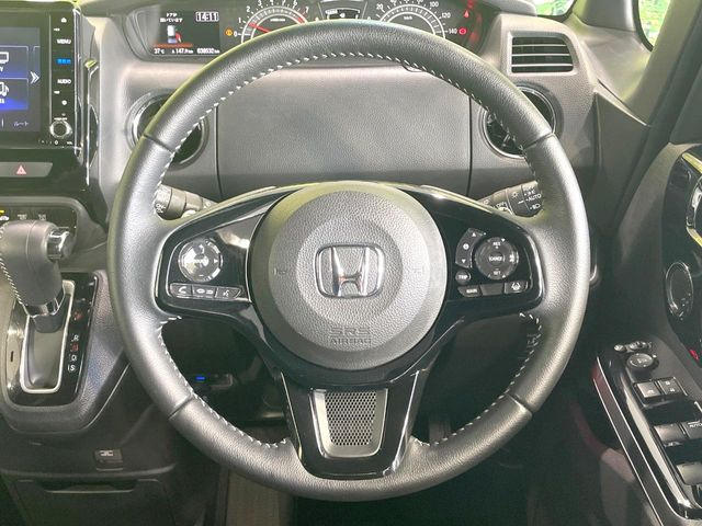 【純正革巻きステアリング】上質な革を使用することで、手にしっかり馴染みとても運転しやすいハンドルです♪