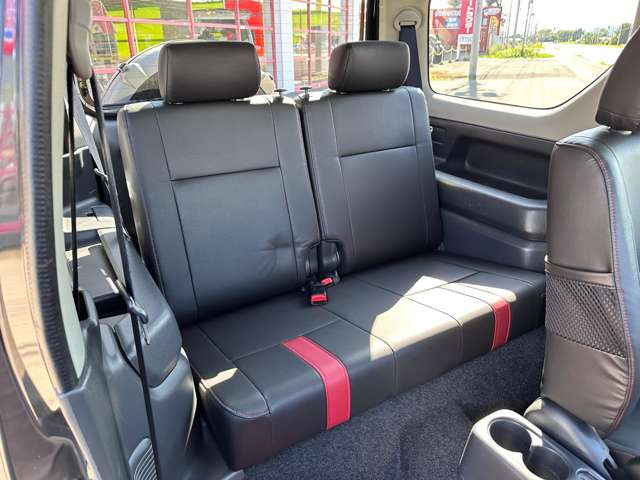 ゆったり乗れる後部座席。足元も広く、快適な乗り心地♪