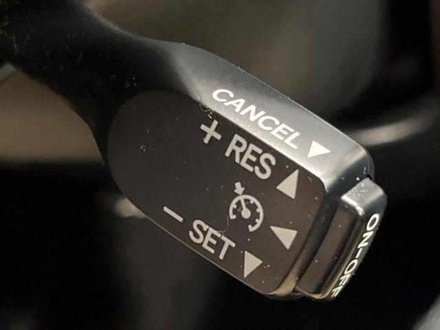 【クルーズコントロール】高速道路もラクラク走行。アクセルを離しても一定速度で走行ができ、長距離運転時の負担を軽減!加速・減速も簡単なスイッチ操作で調整できます。