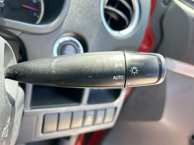 【オートライト】車外の明るさを検知して、自動的にヘッドライトを点灯してくれます♪トンネルを走行する際にも、自動的に点灯してくれて便利な装備の1つです♪