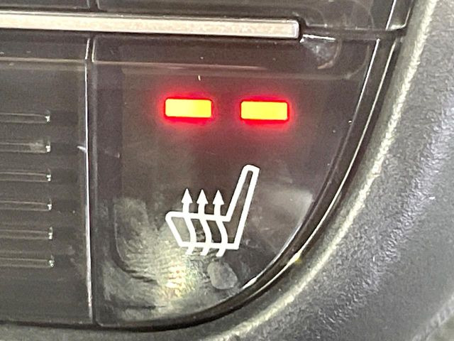 【シートヒーター】寒い日に重宝するシートヒーター!エアコンより早く温まってくれるので寒がりの人も安心ですね♪エアコンの温風は乾燥するから苦手、という方にもをおすすめです。