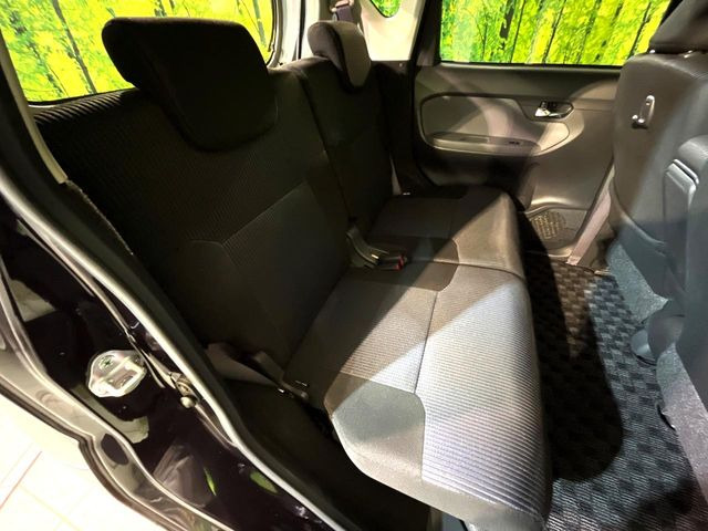 後部座席も気になるようなキズ・汚れやへたり等、大きなダメージはなく、良好な状態です。