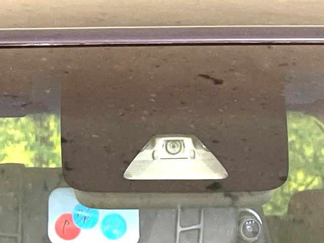 【スマートアシスト】走行中に前方の車両等を認識し、衝突しそうな時は警報とブレーキで衝突回避と被害軽減をアシスト。より安全にドライブをお楽しみいただけます。