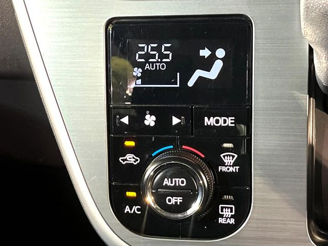 【オートエアコン】一度お好みの温度に設定すれば、車内の温度を検知し風量や温度を自動で調整。暑い…寒い…と何度もスイッチ操作をする必要はありません。快適な車内空間には必須の機能ですね♪