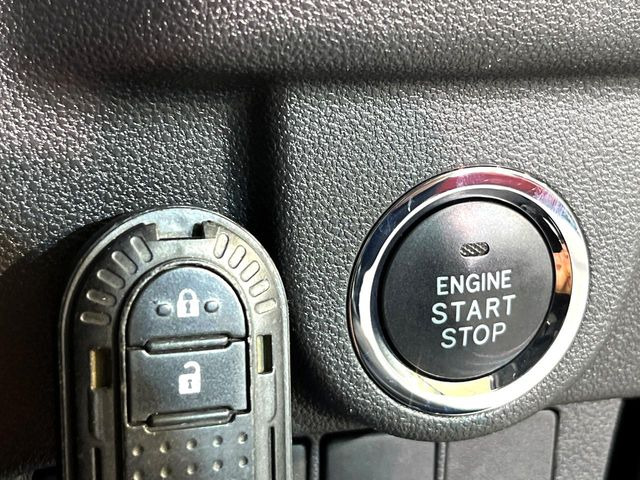 【キーフリーシステム】カバンやポケットに入れたままでもドアの施錠・解錠が可能なスマートキーを装備。エンジンのオン・オフ時もカギを取り出す必要が無いからとっても便利です♪