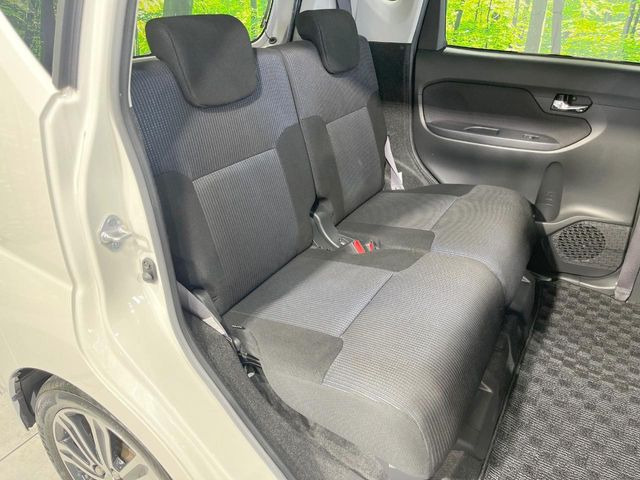 後部座席も気になるようなキズ・汚れやへたり等、大きなダメージはなく、良好な状態です。