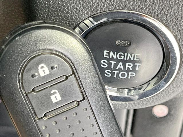 【キーフリーシステム】カバンやポケットに入れたままでもドアの施錠・解錠が可能なスマートキーを装備。エンジンのオン・オフ時もカギを取り出す必要が無いからとっても便利です♪